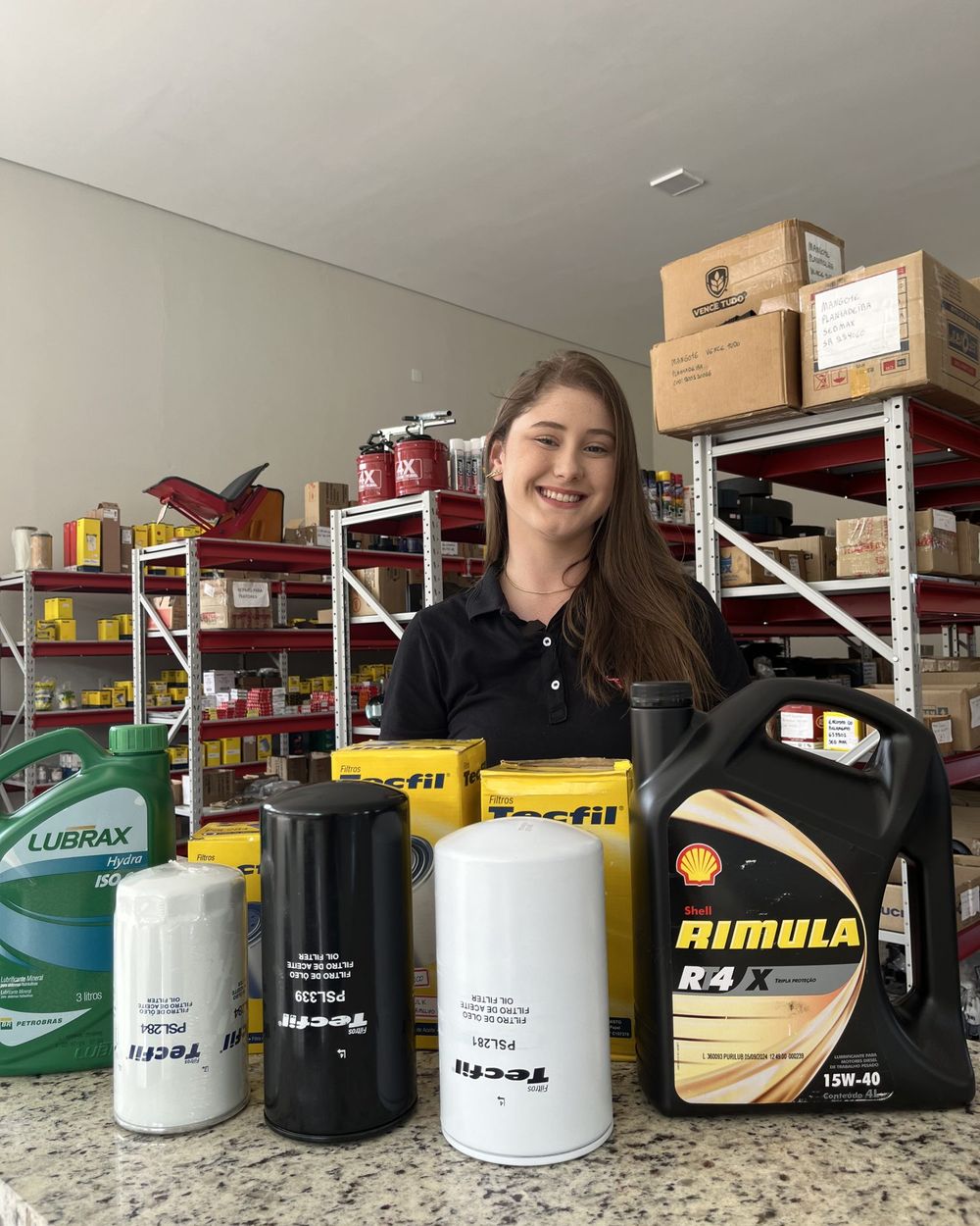 Óleos, filtros e peças de reposição no balcão da Eduarte