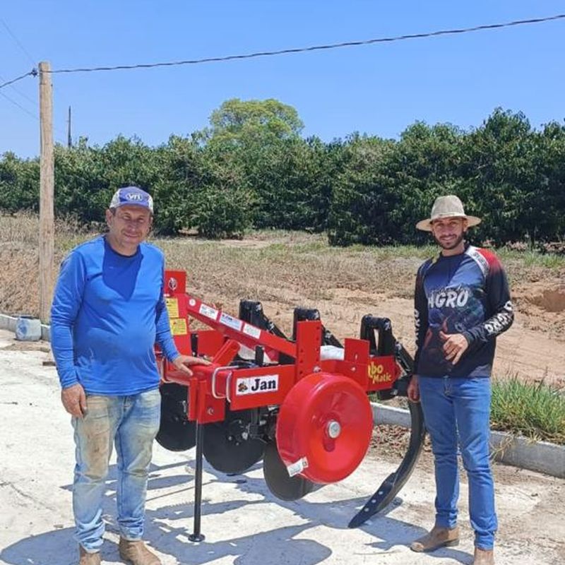 Produtor rural com máquina adquirida na Eduarte
