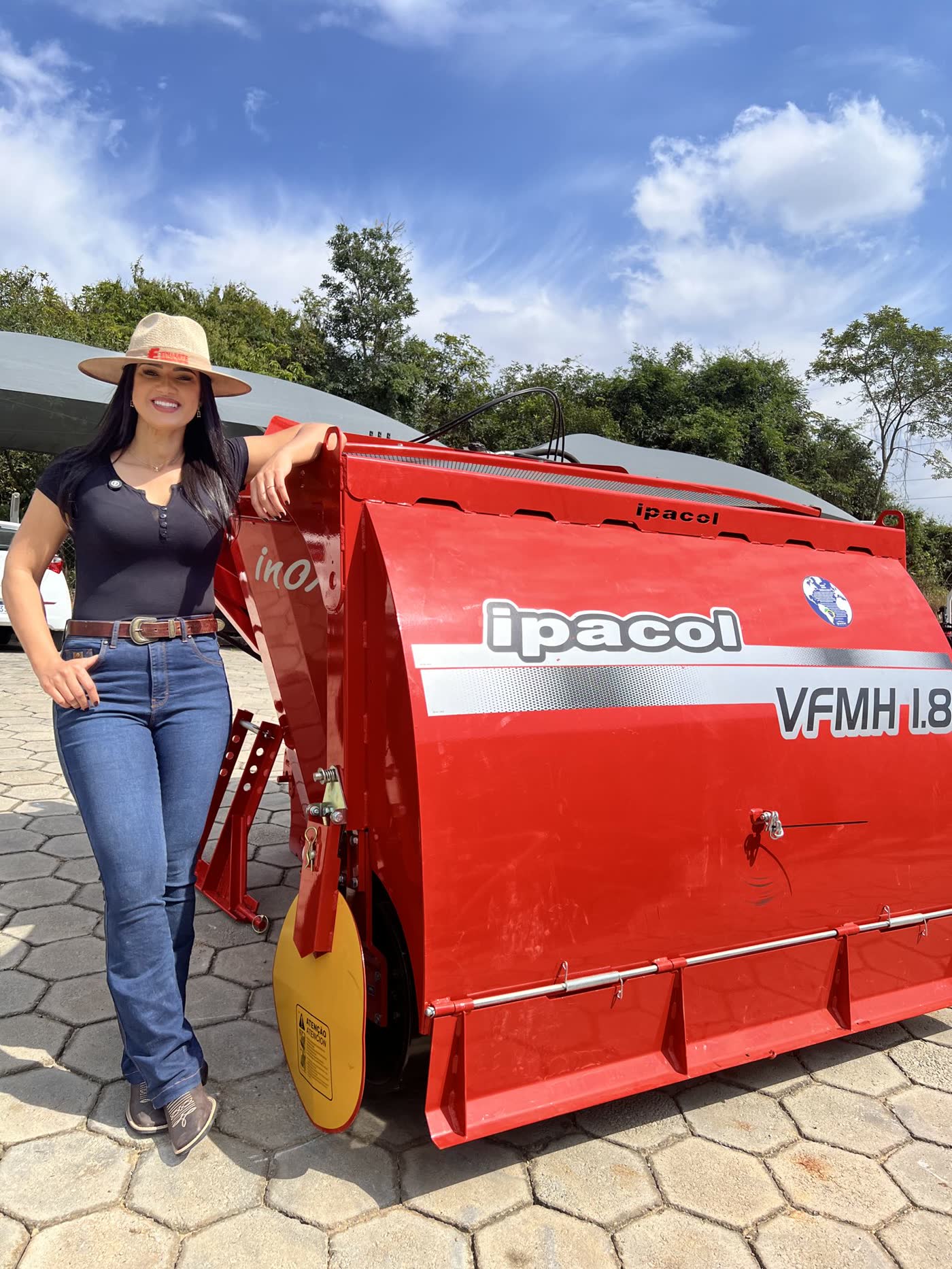 Vagão forrageiro misturador Ipacol VFMH 1.8 no pátio da Eduarte